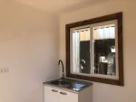 Cabaña Pequeña ‘BaseCamp’ – Refugio Moderno de 15m² (6×2.5m) - Imagen 2
