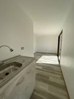 Cabaña Modular Edison – 8x3m con Dormitorio y Baño Completo - Imagen 2