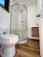 Cabaña Modular Edison – 8x3m con Dormitorio y Baño Completo - Imagen 4